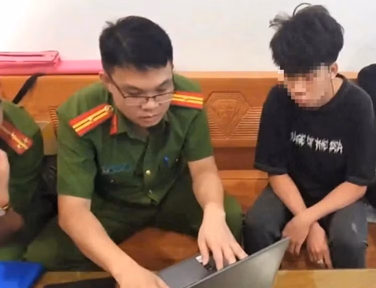 Phat tan ma doc danh cap thong tin, nam sinh vien nhan ket dang