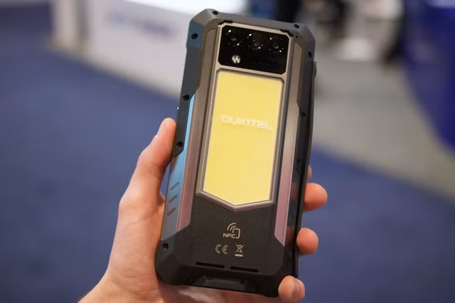 Kinh ngac chiec smartphone cuc quai di kiem ca dong ho, tai nghe-Hinh-2