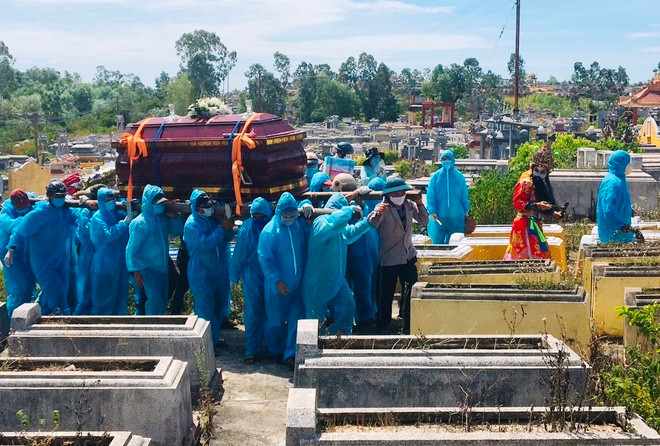 Nghẹn ngào cảnh mang đồ bảo hộ khiêng quan tài đưa tang giữa tâm dịch Quảng Nam - ảnh 1