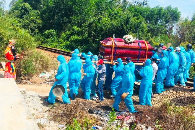 Hình ảnh mặc đồ bảo hộ khiêng quan tài đưa tang cụ bà ở Quảng Nam khiến ai chứng kiến cũng chạnh lòng /// ẢNH: C.X