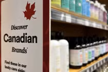 [VIDEO] Mỹ áp thuế 50% lên hàng Canada từ rượu vang đến tóc giả
