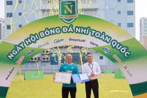 [SPONSORED - SPOTLIGHT]HLV Guillaume Graechen được vinh danh tại Ngày hội bóng đá Nhí Nutifood 2026