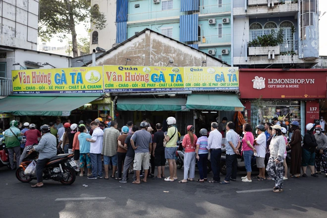 Người dân TP HCM xếp hàng dài mua gà cúng ngày mùng 3 Tết