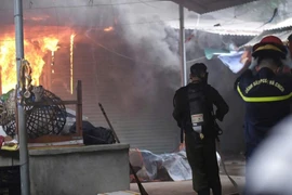 Hiện trường Cảnh sát dập tắt đám cháy ở chợ Vồ