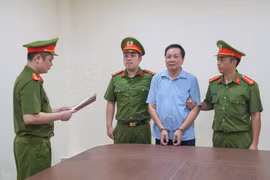 Bắt tạm giam giám đốc, hiệu trưởng, kế toán 'ăn chặn' tiền trợ cấp