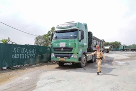 CSGT Hà Nội xử phạt 3 tài xế xe tải làm rơi vãi đất thải xuống đường 