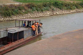 Phú Thọ đang tìm kiếm nạn nhân chìm thuyền trên sông Hồng