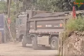 ‘Binh đoàn’ xe chở đất nhộn nhịp vào bãi vật liệu trong đất dự án