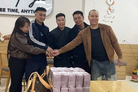 Ba người dân Bắc Ninh nhặt được bao tải chứa 1 tỷ trên đường