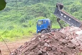 Công an Lào Cai khởi tố đối tượng đổ trái phép hơn 360 tấn chất thải xây dựng