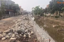 Dự án xây dựng công trình cải tạo, nâng cấp đường dân sinh đoạn từ gốc Đề xóm Thuận Thành có chiều dài hơn 1.500m. Thiết kế nâng cao so với mặt đường cũ trung bình từ 10-20cm, bề rộng mặt đường 5-5,5m. Độ dốc ngang mặt đường 2%, độ dốc ngang lề đường 4%. Mặt đường láng nhựa 3 lớp; dày 3.5cm, tiêu chuẩn nhựa 4.5 kg/m2. Làm mới 03 cầu bản mố nhẹ thay thế cầu hiện trạng đã xuống cấp, quy mô nhỏ hẹp. Lan can cầu bằng thép hình thép bản, tay vịn bằng thép ống. Kè đá gia cố mái taluy, thân mái kè, chân khay đá vữa XMCV M100… Hiện dự án đang được triển khai các hạng mục bờ kè.