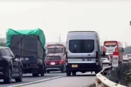 Cục CSGT mạnh tay xử lý ô tô khách đi vào làn dừng xe khẩn cấp