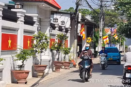 Hà Nội: Lấn chiếm vỉa hè làm nơi buôn bán, để cây cảnh
