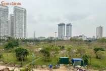 Vườn hoa Nhật Tân rác thải ngổn ngang, nhiều khu vực bị chiếm dụng