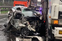 Xe ô tô biến dạng hoàn toàn sau tai nạn liên hoàn tại Ninh Bình