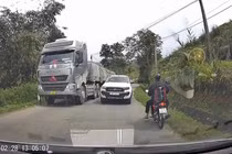 CSGT Phú Thọ xử phạt tài xế bán tải đi sai làn 