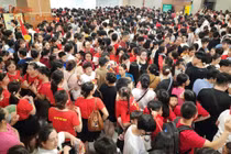 Kẹt cứng tại ga Cầu Giấy sau lễ diễu binh, người dân chen lấn mua vé tàu