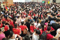 Kẹt cứng tại ga Cầu Giấy sau lễ diễu binh, người dân chen lấn mua vé tàu