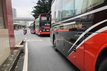 Xe Sao Việt dừng đỗ sai quy định tại chân cầu vượt Mai Dịch 