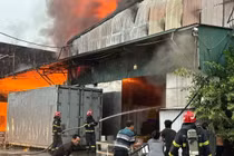 Kho bánh kẹo Hà Nội bốc cháy dữ dội, lực lượng địa phương ứng phó kịp thời
