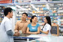 Nhân viên trung tâm tiêm chủng Long Châu tư vấn và khám sàng lọc trước tiêm.