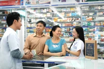 Nhân viên trung tâm tiêm chủng Long Châu tư vấn và khám sàng lọc trước tiêm.