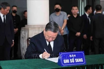 Đoàn Ban chấp hành Trung ương Đảng do Tổng Bí thư Tô Lâm dẫn đầu đi vòng quanh linh cữu xúc động vĩnh biệt nguyên Chủ tịch nước Trần Đức Lương. Ảnh: TTXVN