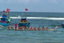 Rộn ràng đua thuyền khai xuân ở làng biển Phước Thiện