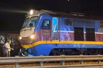 Tàu hỏa va chạm xe máy 2 người tử vong 