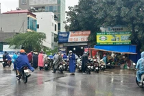 Hà Nội ngập sâu sau trận mưa kéo dài, xe cộ chìm trong biển nước