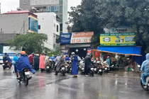 Hà Nội ngập sâu sau trận mưa kéo dài, xe cộ chìm trong biển nước