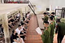 Lá phiếu sau song sắt... quyền bầu cử đặc biệt 