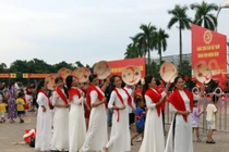 Người dân Hà Nội háo hức lưu giữ khoảnh khắc bên dàn pháo lễ trước lễ lớn