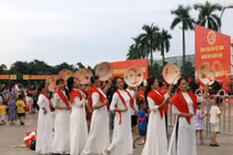 Người dân Hà Nội háo hức lưu giữ khoảnh khắc bên dàn pháo lễ trước lễ lớn