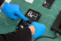 iPhone chịu 'tra tấn' ra sao trước khi đến tay người dùng? 