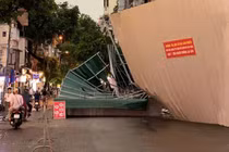 Rào chắn tòa nhà "hàm cá mập” đổ sập, 2 du khách bị thương