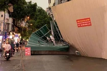 Rào chắn tòa nhà "hàm cá mập” đổ sập, 2 du khách bị thương