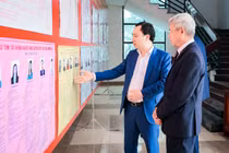 Ông Vũ Văn Tiến, Ủy viên Đoàn Chủ tịch, Trưởng Ban Tuyên giáo Cơ quan Ủy ban Trung ương MTTQ Việt Nam cùng cử tri xem thông tin người ứng cử