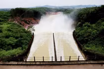 Nhiều hồ chứa ở Hà Tĩnh đồng loạt xả tràn ứng phó bão số 10