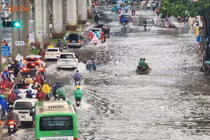 Hà Nội mưa trắng trời, ngập úng, giao thông tắc cứng nhiều giờ 