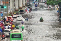 Hà Nội mưa trắng trời, ngập úng, giao thông tắc cứng nhiều giờ 