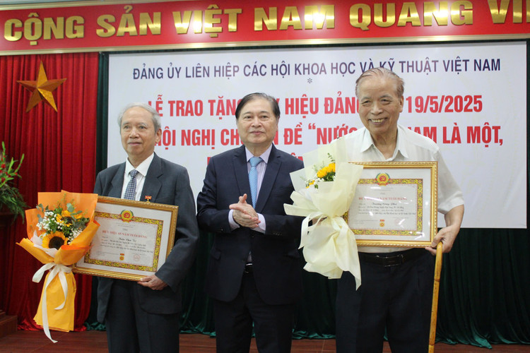 Chủ tịch và Phó Chủ tịch Liên hiệp Hội Việt Nam trao huy hiệu cho các đảng viên.