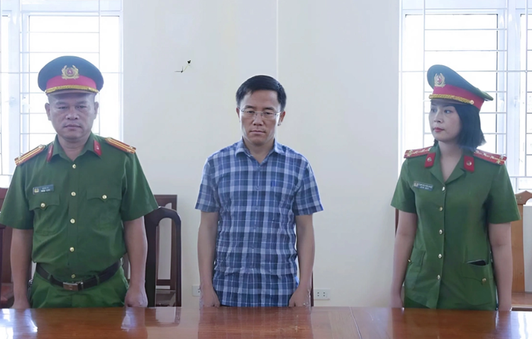 Mức án nào cho Chủ tịch xã để hư hỏng hàng trăm tấn xi măng?