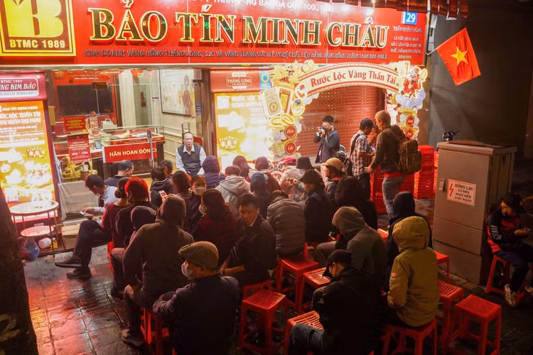 Hình ảnh ghi nhận cảnh người dân kiên nhẫn ngồi đợi tại cửa hàng Bảo Tín Minh Châu trên phố Trần Nhân Tông. Ảnh Gia Đạt