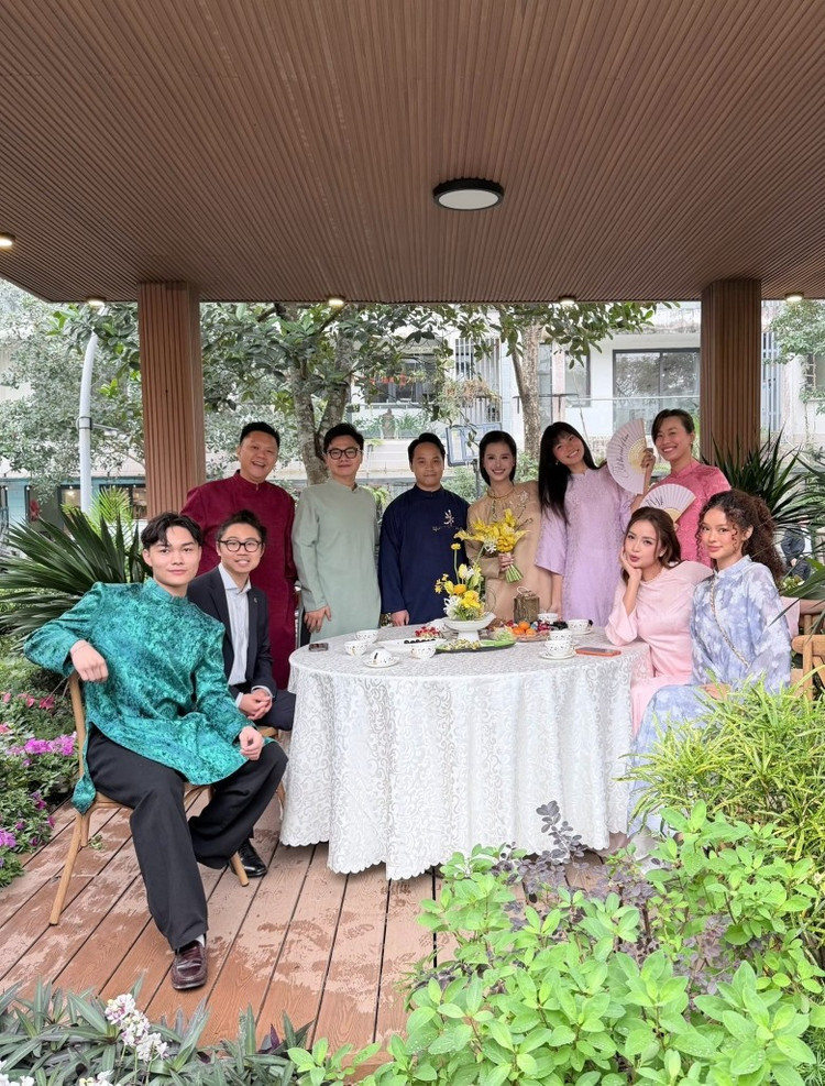 Trong khuôn viên sân vườn có một chòi nhỏ để gia đình thư giãn, thưởng trà. Ảnh: FBNV