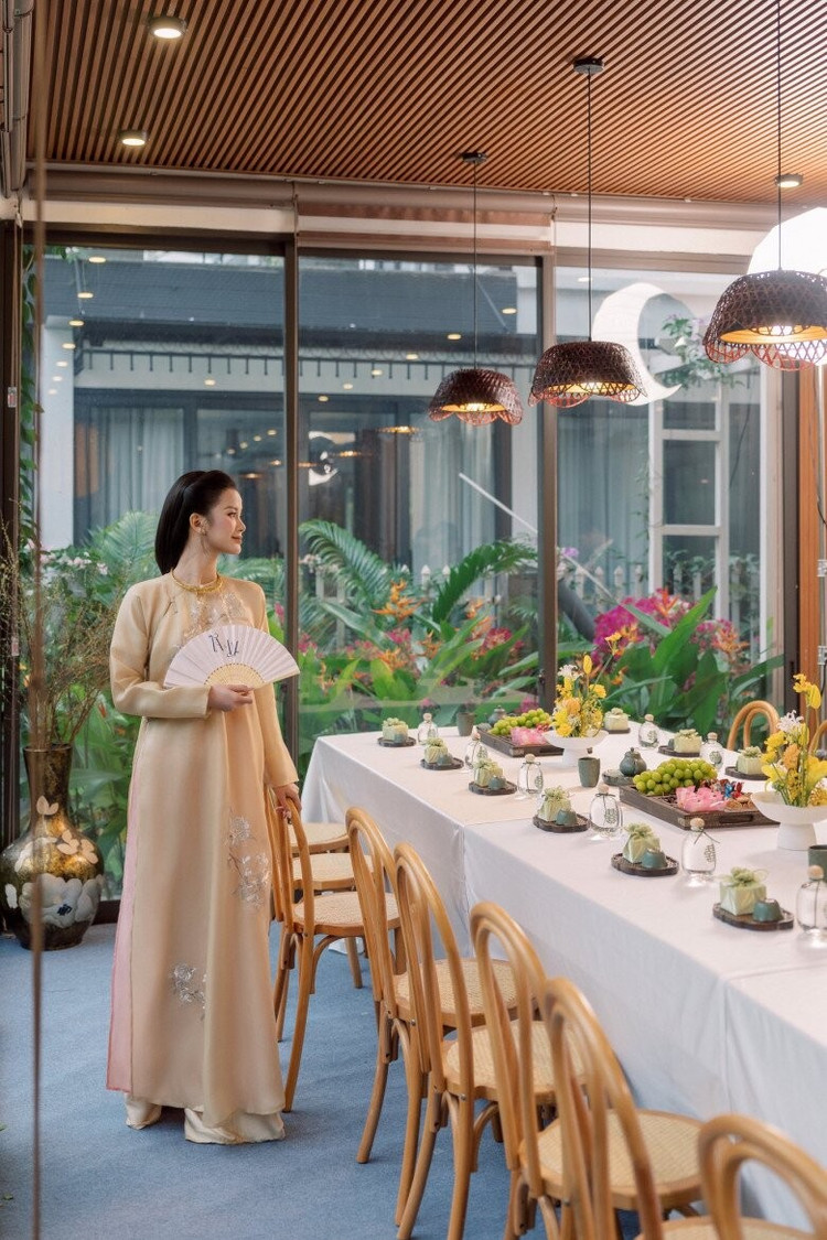 Nhà sử dụng cửa kính lớn giúp đón ánh sáng tự nhiên. Ảnh: FBNV