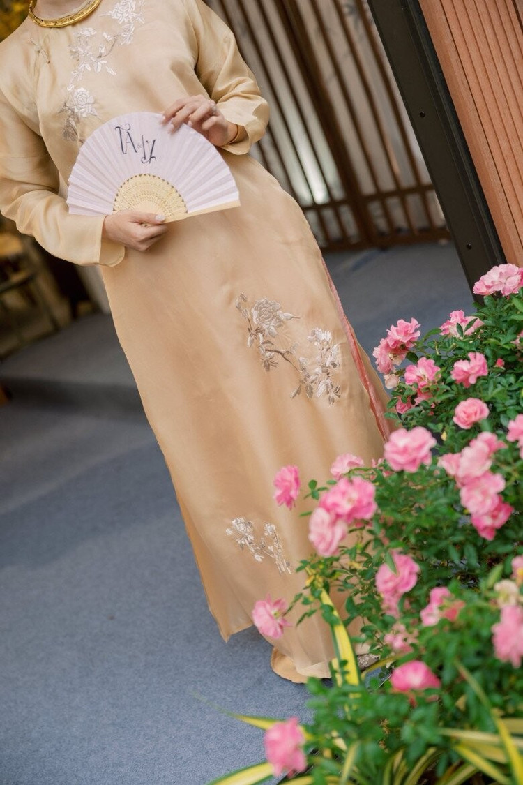 Trong khu vườn, bụi hồng nở quanh năm trồng xen kẽ, ban công mỗi tầng phủ đầy sắc hoa. Ảnh: FBNV