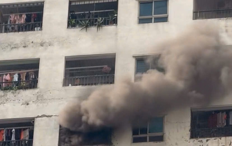 Cháy căn hộ tầng 14 chung cư Linh Đàm, khói đen cuồn cuộn