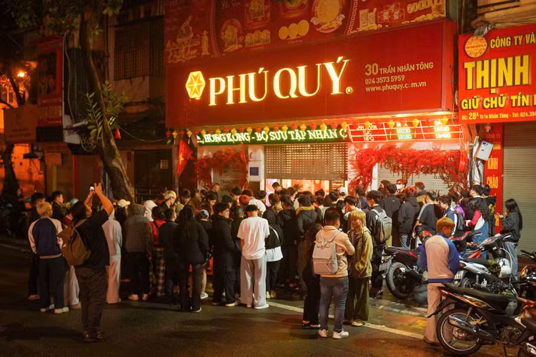 Càng về thời điểm bán hàng sáng 26/2, người dân đến mỗi lúc một đông trên phố vàng Trần Nhân Tông. Ảnh Gia Đạt.