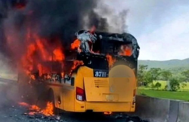 Xe khách 45 chỗ cháy ngùn ngụt trên cao tốc Mai Sơn